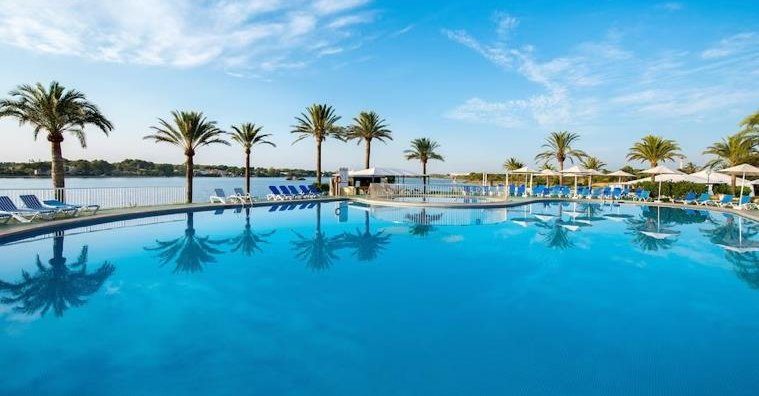 Piscine d’hôtel face à la mer