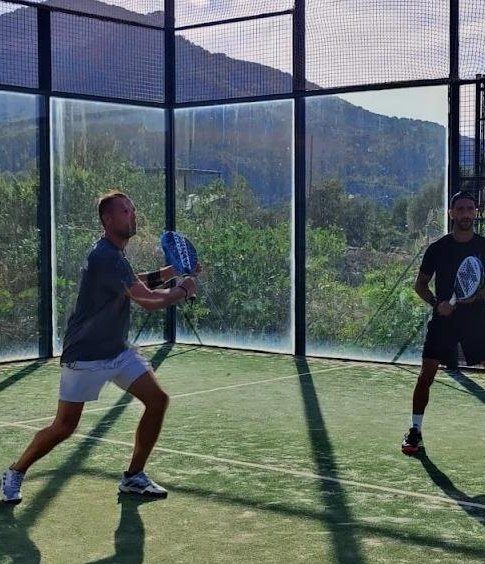 Match de padel sur piste vitrée